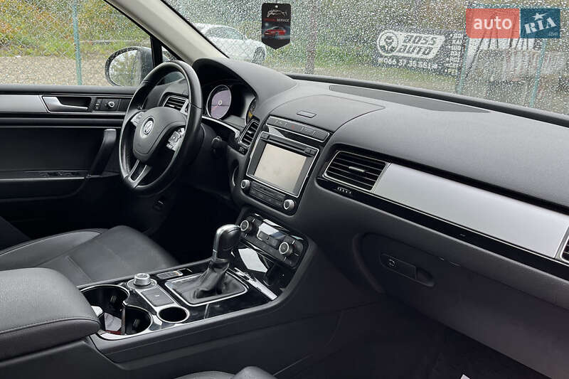 Позашляховик / Кросовер Volkswagen Touareg 2015 в Стрию