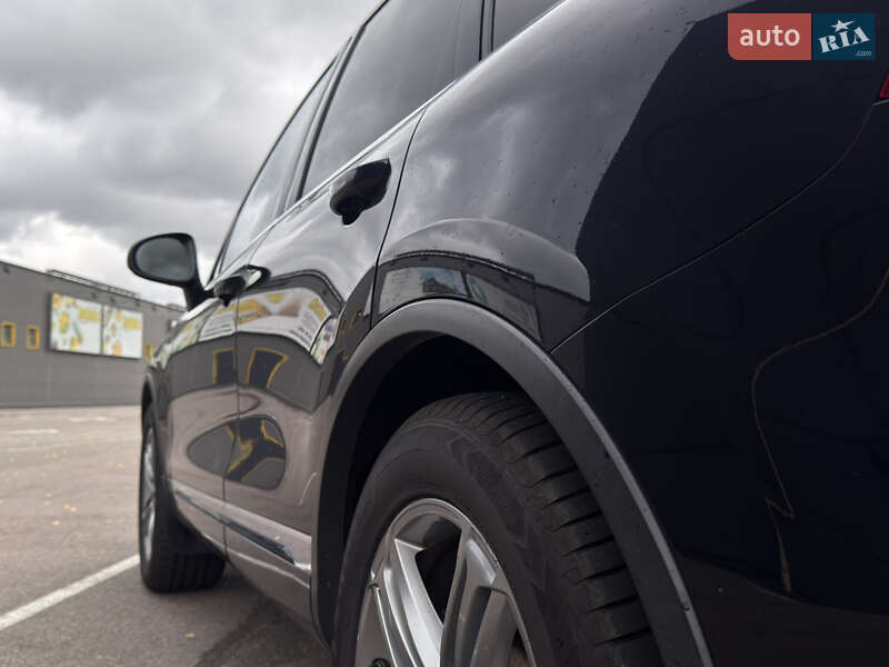 Позашляховик / Кросовер Volkswagen Touareg 2016 в Києві