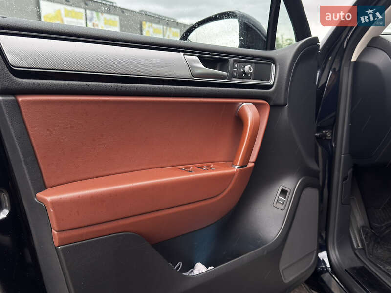Позашляховик / Кросовер Volkswagen Touareg 2016 в Києві