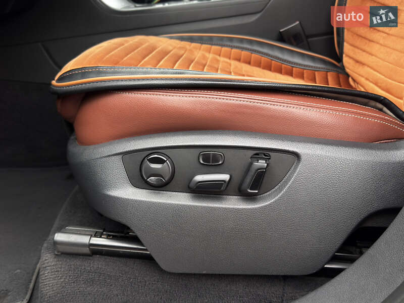 Позашляховик / Кросовер Volkswagen Touareg 2016 в Києві