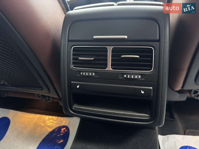 Позашляховик / Кросовер Volkswagen Touareg 2016 в Києві