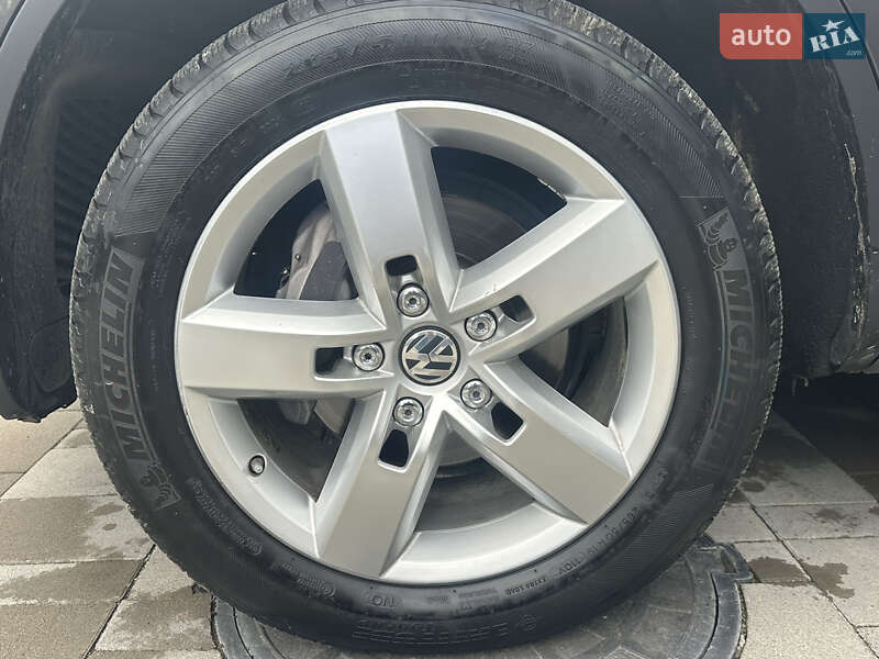 Внедорожник / Кроссовер Volkswagen Touareg 2011 в Ровно