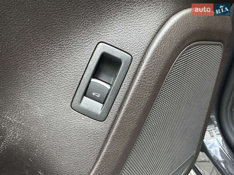 Внедорожник / Кроссовер Volkswagen Touareg 2011 в Ровно