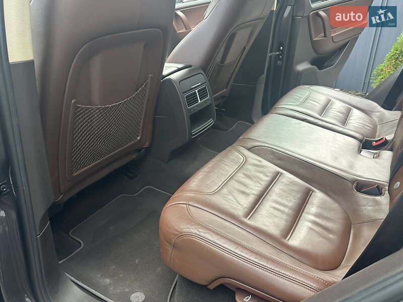 Внедорожник / Кроссовер Volkswagen Touareg 2011 в Ровно