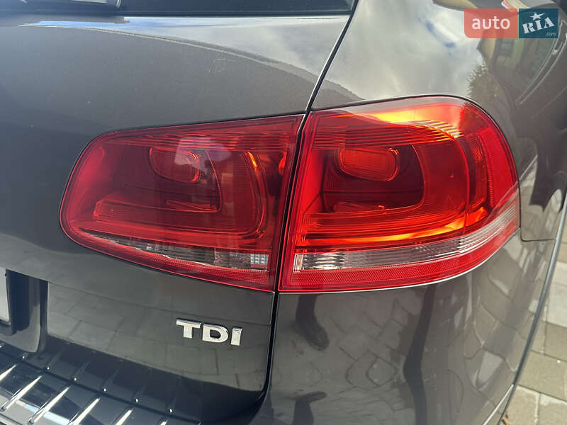 Внедорожник / Кроссовер Volkswagen Touareg 2011 в Ровно
