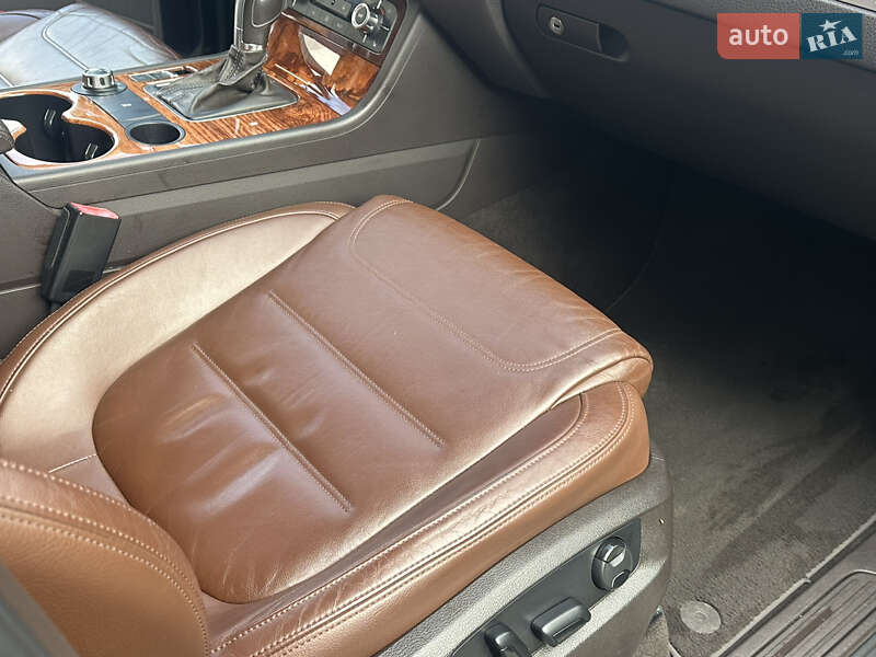 Внедорожник / Кроссовер Volkswagen Touareg 2011 в Ровно