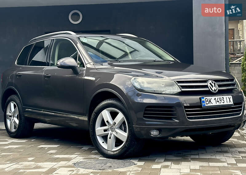 Внедорожник / Кроссовер Volkswagen Touareg 2011 в Ровно