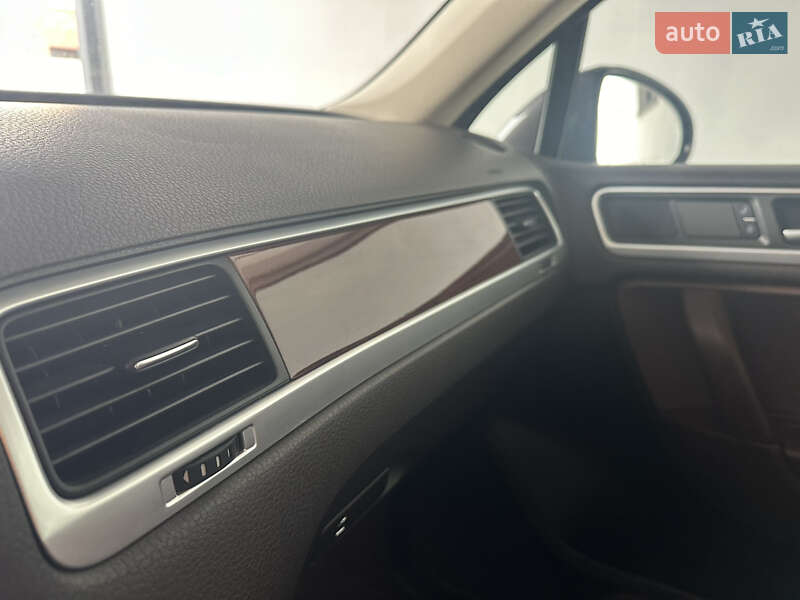 Внедорожник / Кроссовер Volkswagen Touareg 2011 в Ровно