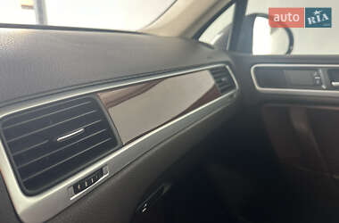 Позашляховик / Кросовер Volkswagen Touareg 2011 в 