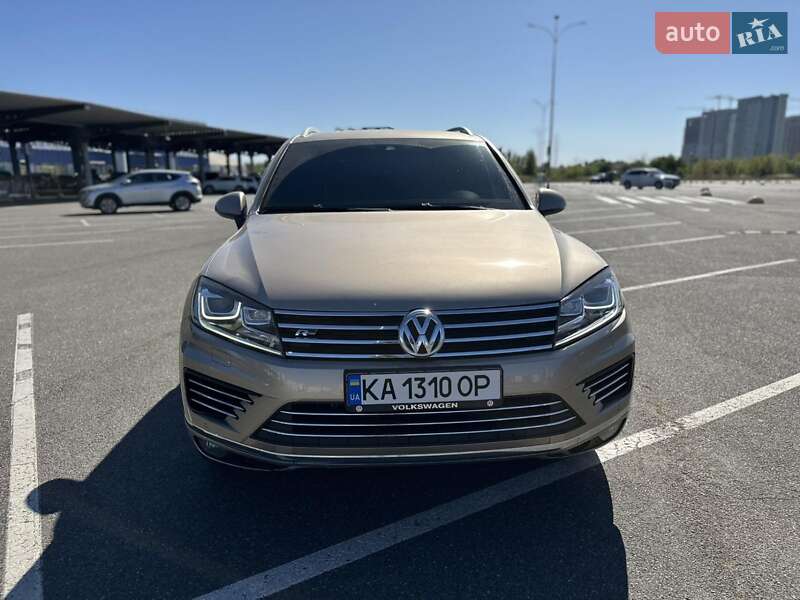 Позашляховик / Кросовер Volkswagen Touareg 2015 в Києві