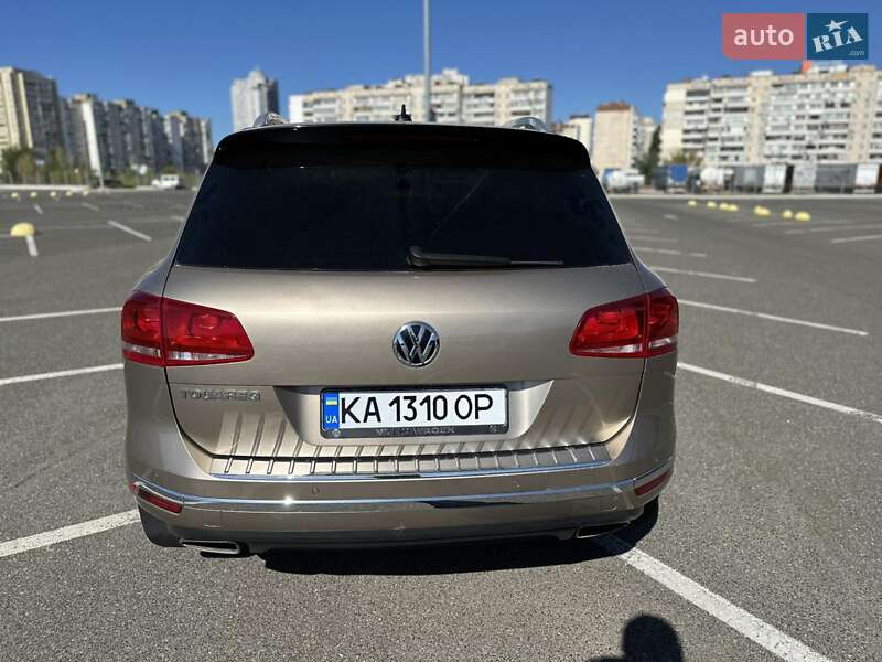 Позашляховик / Кросовер Volkswagen Touareg 2015 в Києві