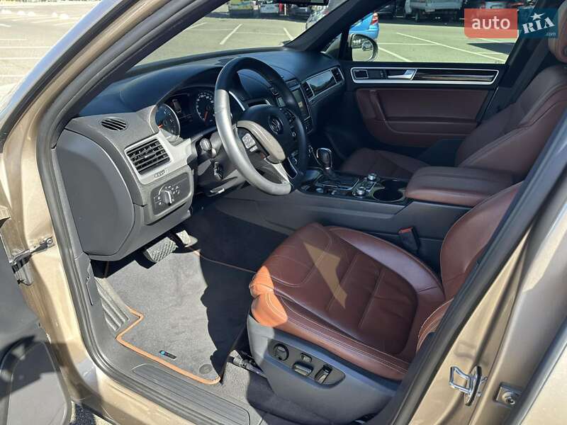 Позашляховик / Кросовер Volkswagen Touareg 2015 в Києві