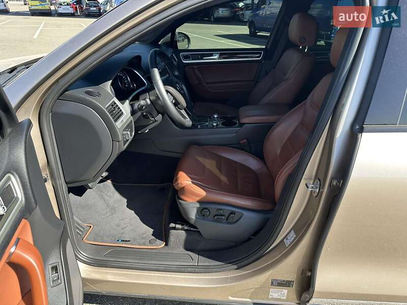 Позашляховик / Кросовер Volkswagen Touareg 2015 в Києві