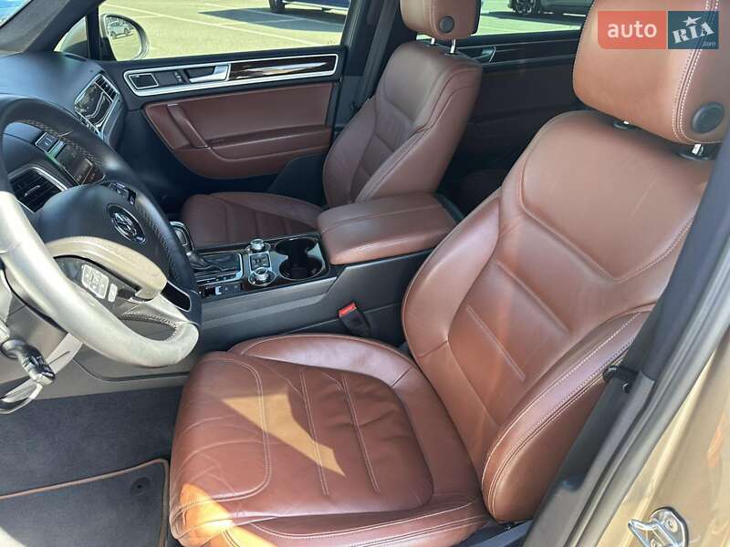 Позашляховик / Кросовер Volkswagen Touareg 2015 в Києві