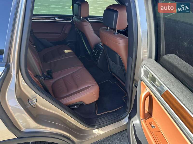 Позашляховик / Кросовер Volkswagen Touareg 2015 в Києві