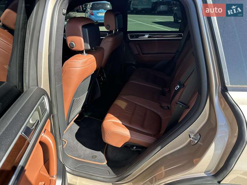 Позашляховик / Кросовер Volkswagen Touareg 2015 в Києві