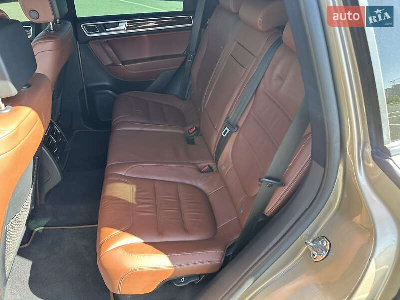 Позашляховик / Кросовер Volkswagen Touareg 2015 в Києві