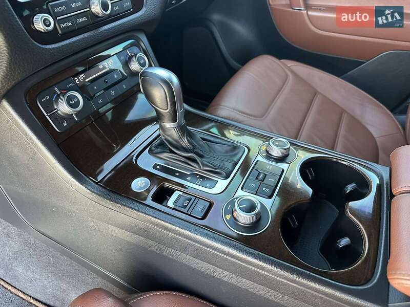 Позашляховик / Кросовер Volkswagen Touareg 2015 в Києві