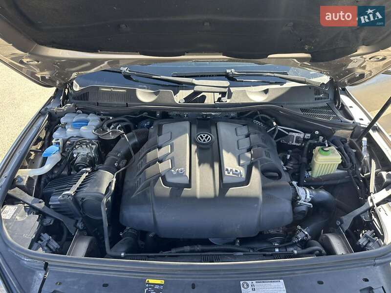 Позашляховик / Кросовер Volkswagen Touareg 2015 в Києві