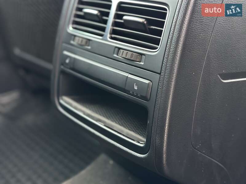 Позашляховик / Кросовер Volkswagen Touareg 2010 в Києві