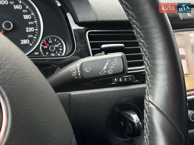 Позашляховик / Кросовер Volkswagen Touareg 2010 в Києві