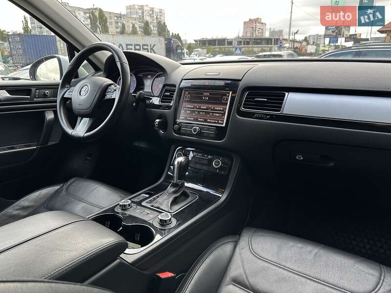 Позашляховик / Кросовер Volkswagen Touareg 2010 в Києві