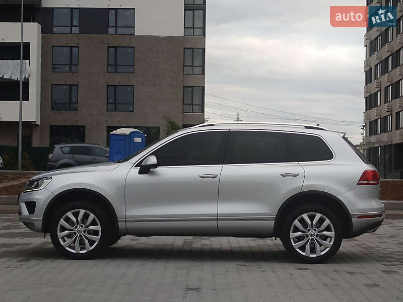 Внедорожник / Кроссовер Volkswagen Touareg 2015 в Киеве