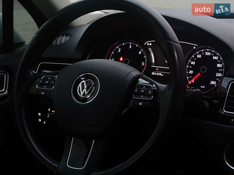 Внедорожник / Кроссовер Volkswagen Touareg 2015 в Киеве