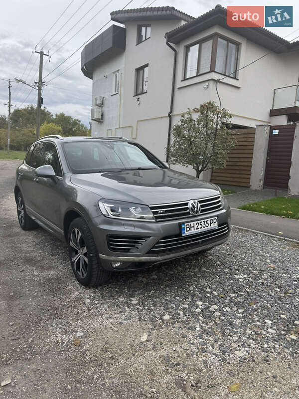 Внедорожник / Кроссовер Volkswagen Touareg 2015 в Баштанке