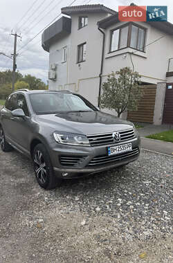Внедорожник / Кроссовер Volkswagen Touareg 2015 в 