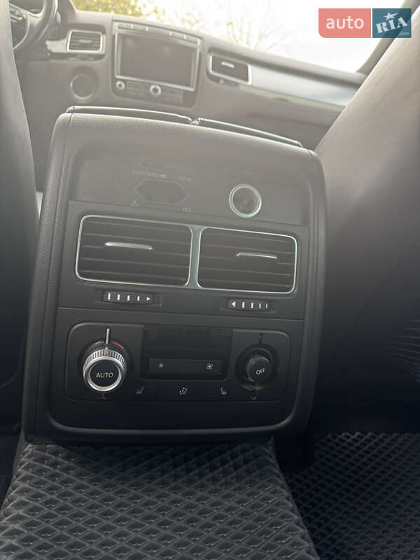 Внедорожник / Кроссовер Volkswagen Touareg 2015 в Баштанке