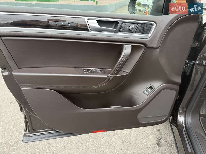 Позашляховик / Кросовер Volkswagen Touareg 2017 в Одесі