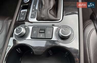 Внедорожник / Кроссовер Volkswagen Touareg 2017 в 