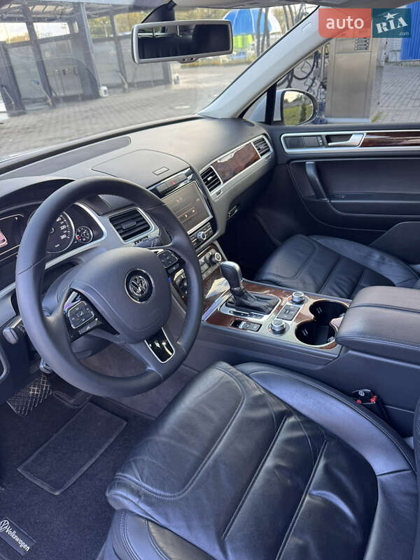 Внедорожник / Кроссовер Volkswagen Touareg 2014 в Киеве