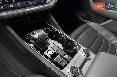 Внедорожник / Кроссовер Volkswagen Touareg 2018 в 