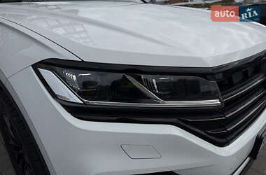 Внедорожник / Кроссовер Volkswagen Touareg 2018 в 