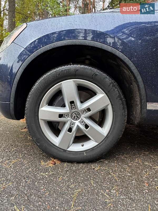 Внедорожник / Кроссовер Volkswagen Touareg 2013 в Полтаве