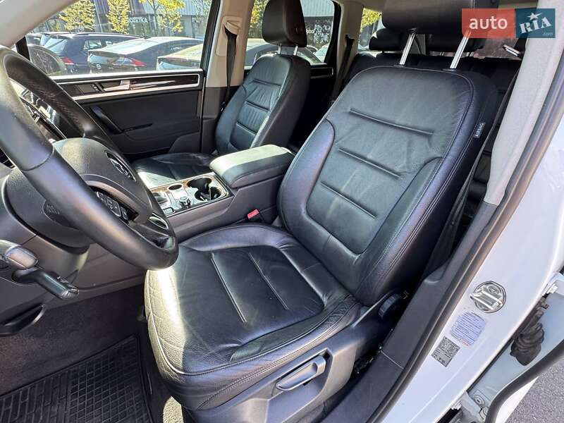 Внедорожник / Кроссовер Volkswagen Touareg 2012 в Киеве