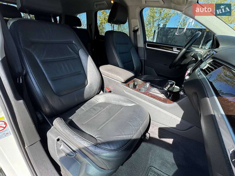 Внедорожник / Кроссовер Volkswagen Touareg 2012 в Киеве