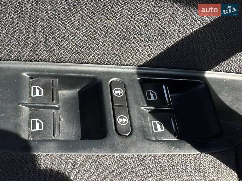 Внедорожник / Кроссовер Volkswagen Touareg 2012 в Киеве