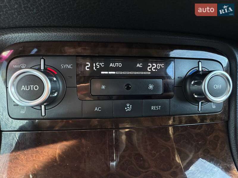 Внедорожник / Кроссовер Volkswagen Touareg 2012 в Киеве