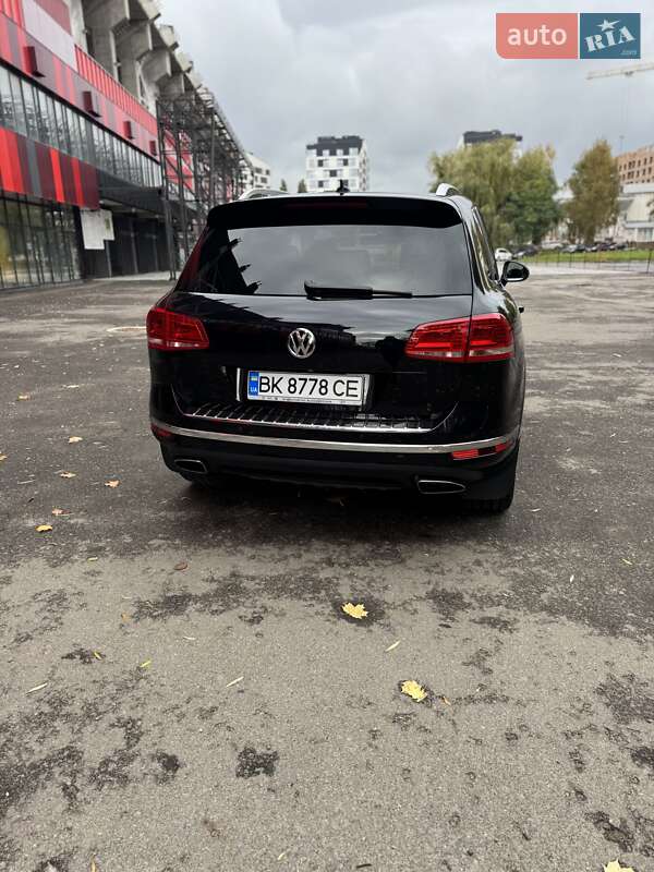 Внедорожник / Кроссовер Volkswagen Touareg 2015 в Ровно