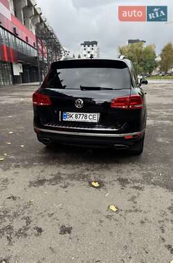 Внедорожник / Кроссовер Volkswagen Touareg 2015 в 