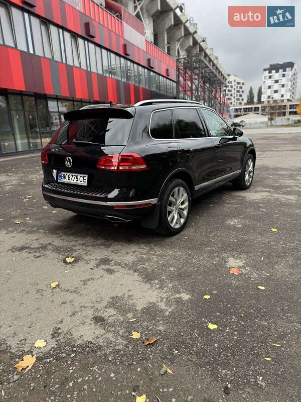 Внедорожник / Кроссовер Volkswagen Touareg 2015 в Ровно