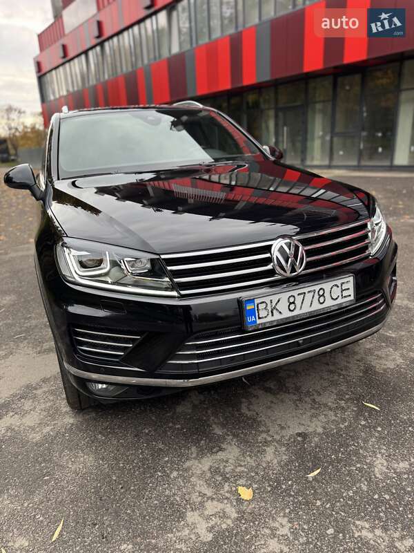 Внедорожник / Кроссовер Volkswagen Touareg 2015 в Ровно