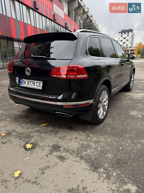 Внедорожник / Кроссовер Volkswagen Touareg 2015 в Ровно