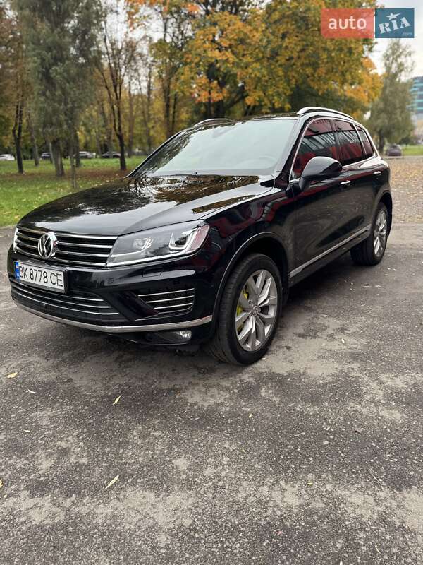 Внедорожник / Кроссовер Volkswagen Touareg 2015 в Ровно