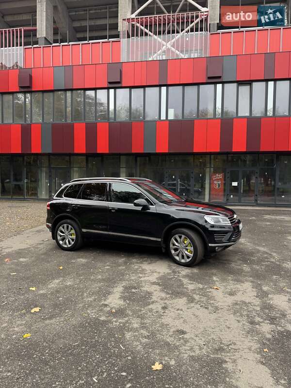 Внедорожник / Кроссовер Volkswagen Touareg 2015 в Ровно