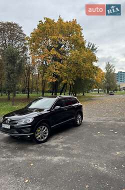 Внедорожник / Кроссовер Volkswagen Touareg 2015 в Ровно