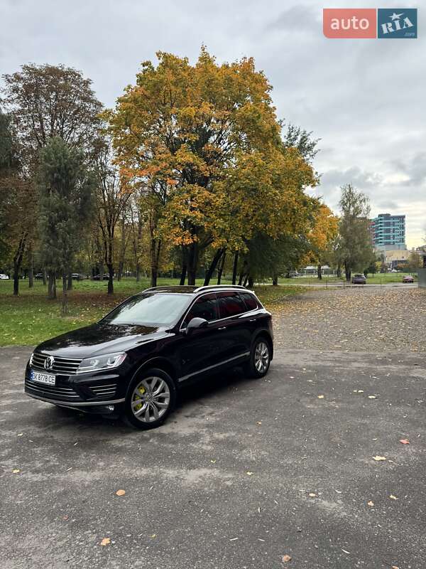 Внедорожник / Кроссовер Volkswagen Touareg 2015 в Ровно
